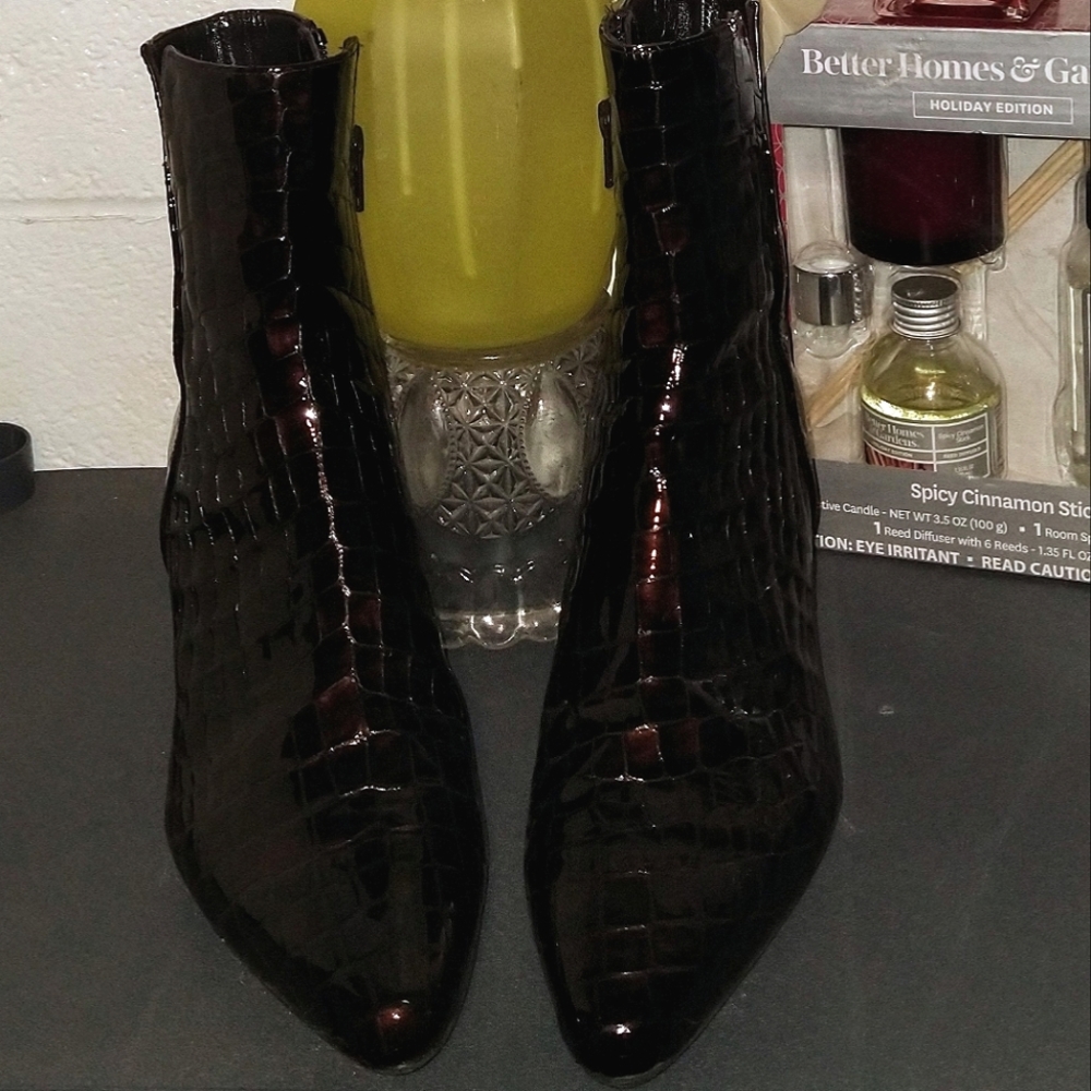 Stuart Weitzman "Mila"crocodile Leather Boots /  size 8